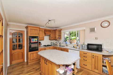 4 bedroom detached house for sale, Butchers Lane, Three Oaks, Hastings