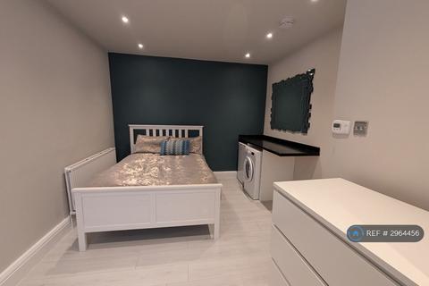 Studio to rent, Kingsland Road, London, E2