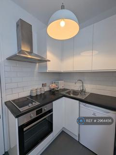 Studio to rent, Kingsland Road, London, E2