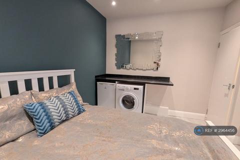 Studio to rent, Kingsland Road, London, E2