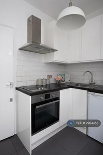 Studio to rent, Kingsland Road, London, E2