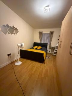 3 bedroom flat to rent, Millicent Grove, London N13
