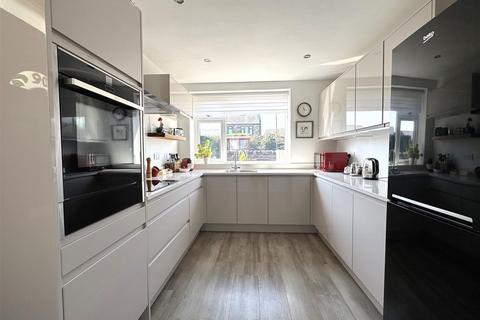 3 bedroom semi-detached bungalow for sale, Huddersfield Road, Skelmanthorpe, Huddersfield, HD8 9AS