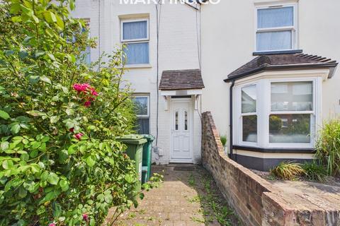 2 bedroom detached house to rent, Edgell Road, Staines Upon Thames TW18