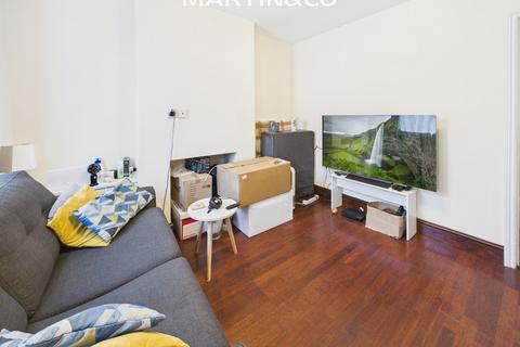 2 bedroom detached house to rent, Edgell Road, Staines Upon Thames TW18