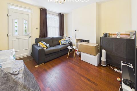 2 bedroom detached house to rent, Edgell Road, Staines Upon Thames TW18