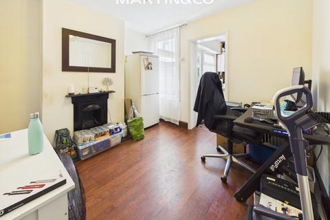 2 bedroom detached house to rent, Edgell Road, Staines Upon Thames TW18