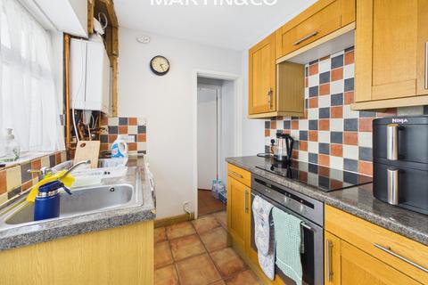 2 bedroom detached house to rent, Edgell Road, Staines Upon Thames TW18