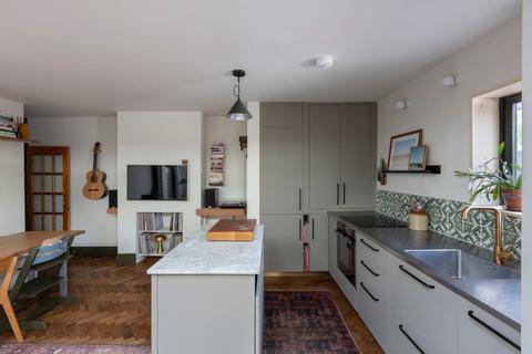 2 bedroom maisonette for sale, Huxley Road, London E10