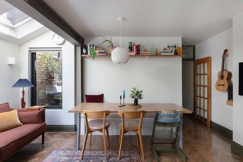 2 bedroom maisonette for sale, Huxley Road, London E10