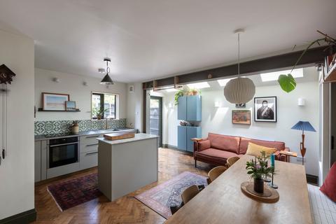 2 bedroom maisonette for sale, Huxley Road, London E10