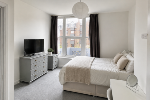 3 bedroom house share to rent, 10 Lipson Road, Flat 3
