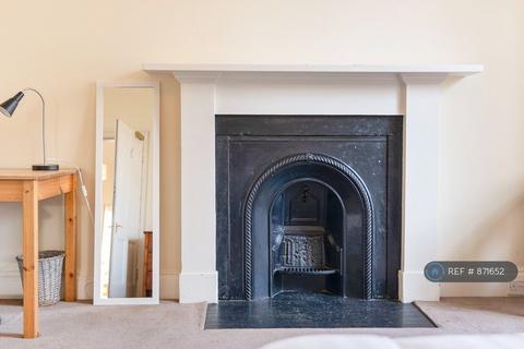 4 bedroom flat to rent, Alva St, Edinburgh, EH2