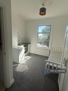 Studio to rent, Station Road, London, N3