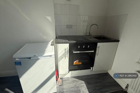 Studio to rent, Station Road, London, N3