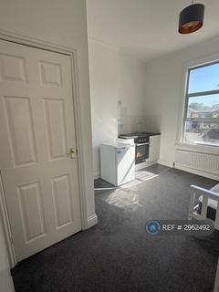Studio to rent, Station Road, London, N3