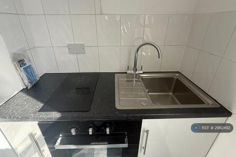 Studio to rent, Station Road, London, N3