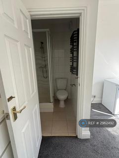 Studio to rent, Station Road, London, N3