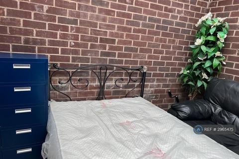 Studio to rent, Victoria Park, Manchester, M14