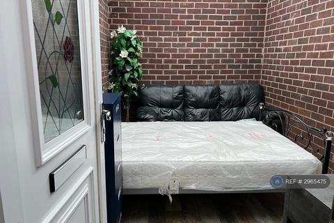Studio to rent, Victoria Park, Manchester, M14