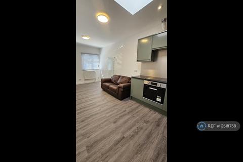 2 bedroom semi-detached house to rent, Eastern Avenue, Ilford, IG2