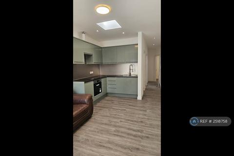 2 bedroom semi-detached house to rent, Eastern Avenue, Ilford, IG2