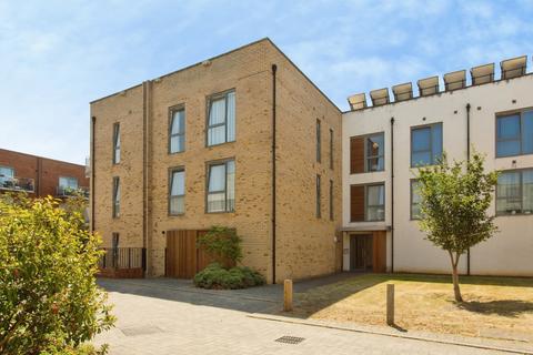 2 bedroom flat for sale, Spring Drive, Trumpington, Cambridge, Cambridgeshire, CB2