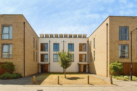2 bedroom flat for sale, Spring Drive, Trumpington, Cambridge, Cambridgeshire, CB2