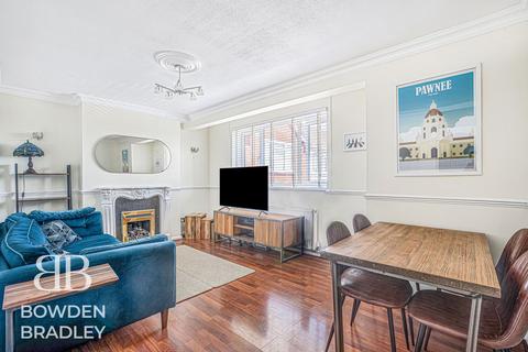 2 bedroom maisonette for sale, Shrublands Close, Chigwell, IG7