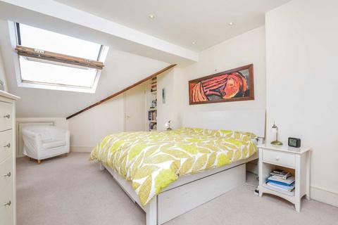 4 bedroom terraced house to rent, Dinsmore Road, London SW12