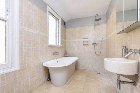 4 bedroom terraced house to rent, Dinsmore Road, London SW12