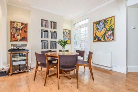 4 bedroom terraced house to rent, Dinsmore Road, London SW12