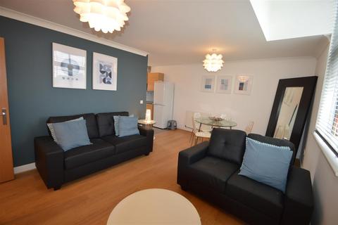 2 bedroom flat to rent, Chorlton Road, Manchester M15