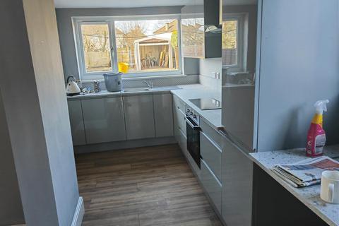 3 bedroom semi-detached house to rent, Sydney Road, Crewe