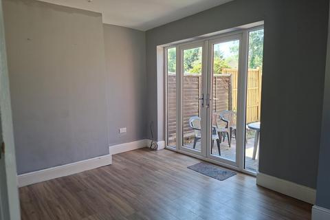 3 bedroom semi-detached house to rent, Sydney Road, Crewe
