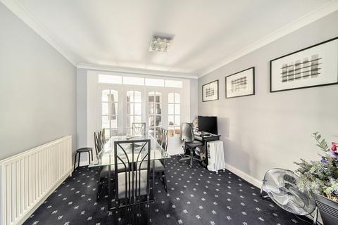4 bedroom semi-detached house for sale, Thistlecroft Gardens, Stanmore