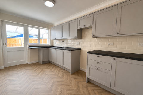 4 bedroom detached bungalow to rent, Chester Road, Walsall, WS9