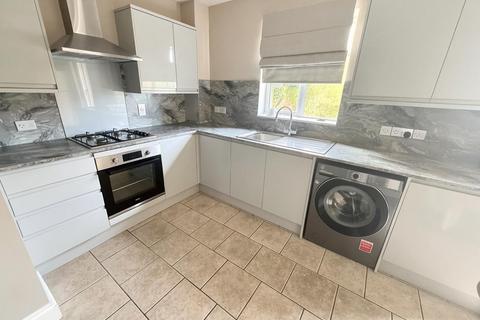 3 bedroom semi-detached house to rent, Leagrave High Street, Luton