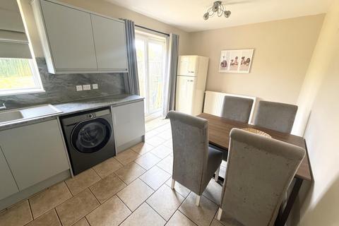 3 bedroom semi-detached house to rent, Leagrave High Street, Luton