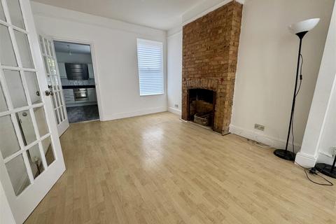 3 bedroom terraced house to rent, Reginald Street, Luton, LU2 7QZ