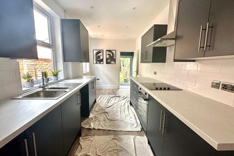 3 bedroom terraced house to rent, Turner Street, Abington, Northampton NN1