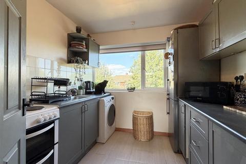 2 bedroom flat for sale, Adrian Close, Hereford