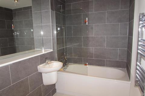 Flat to rent, Bath Road, Slough