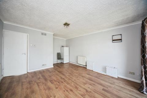 2 bedroom flat for sale, Elderberry Close, Luton