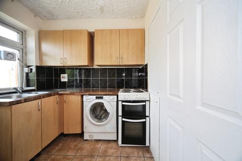 2 bedroom flat for sale, Elderberry Close, Luton