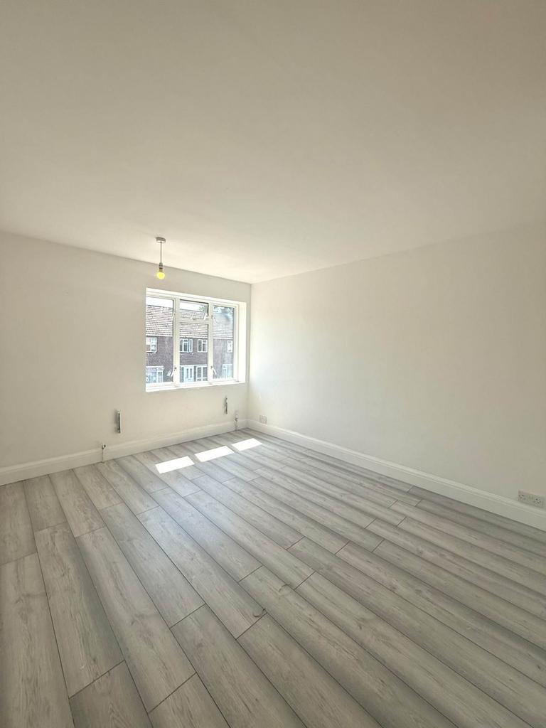 Lodge Close, Uxbridge – pohled 2