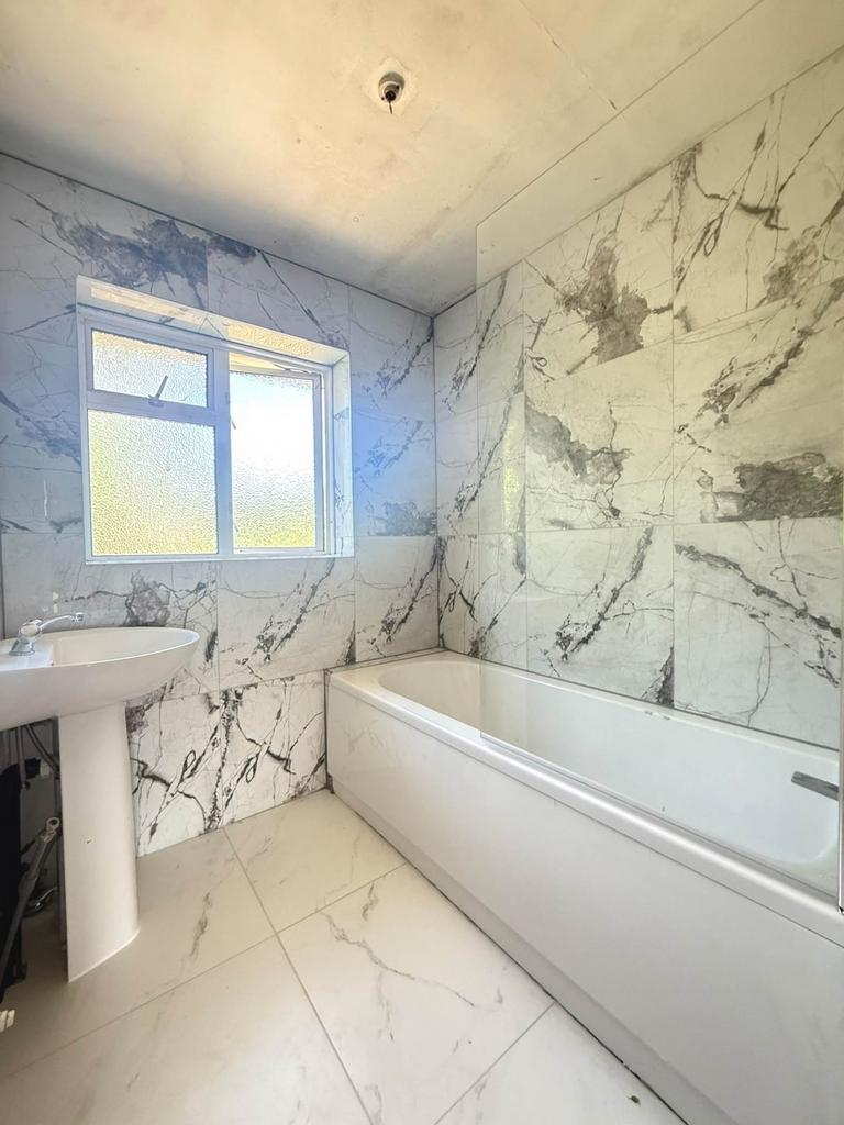 Lodge Close, Uxbridge – pohled 3