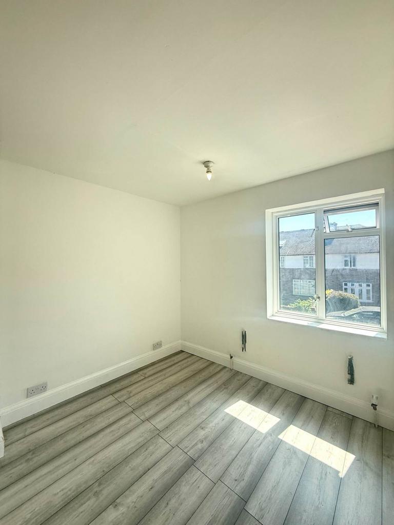 Lodge Close, Uxbridge – pohled 4