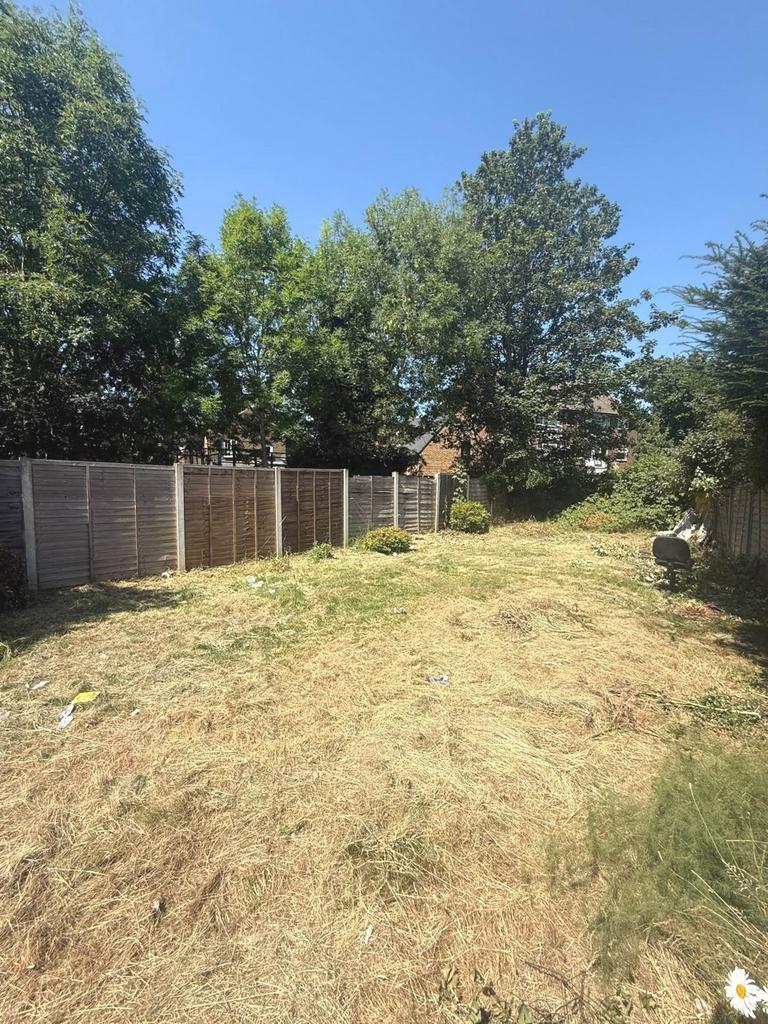 Lodge Close, Uxbridge – pohled 5
