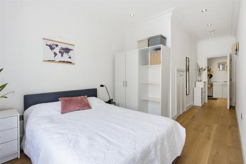 2 bedroom apartment for sale, Wallis Mews, London, N8